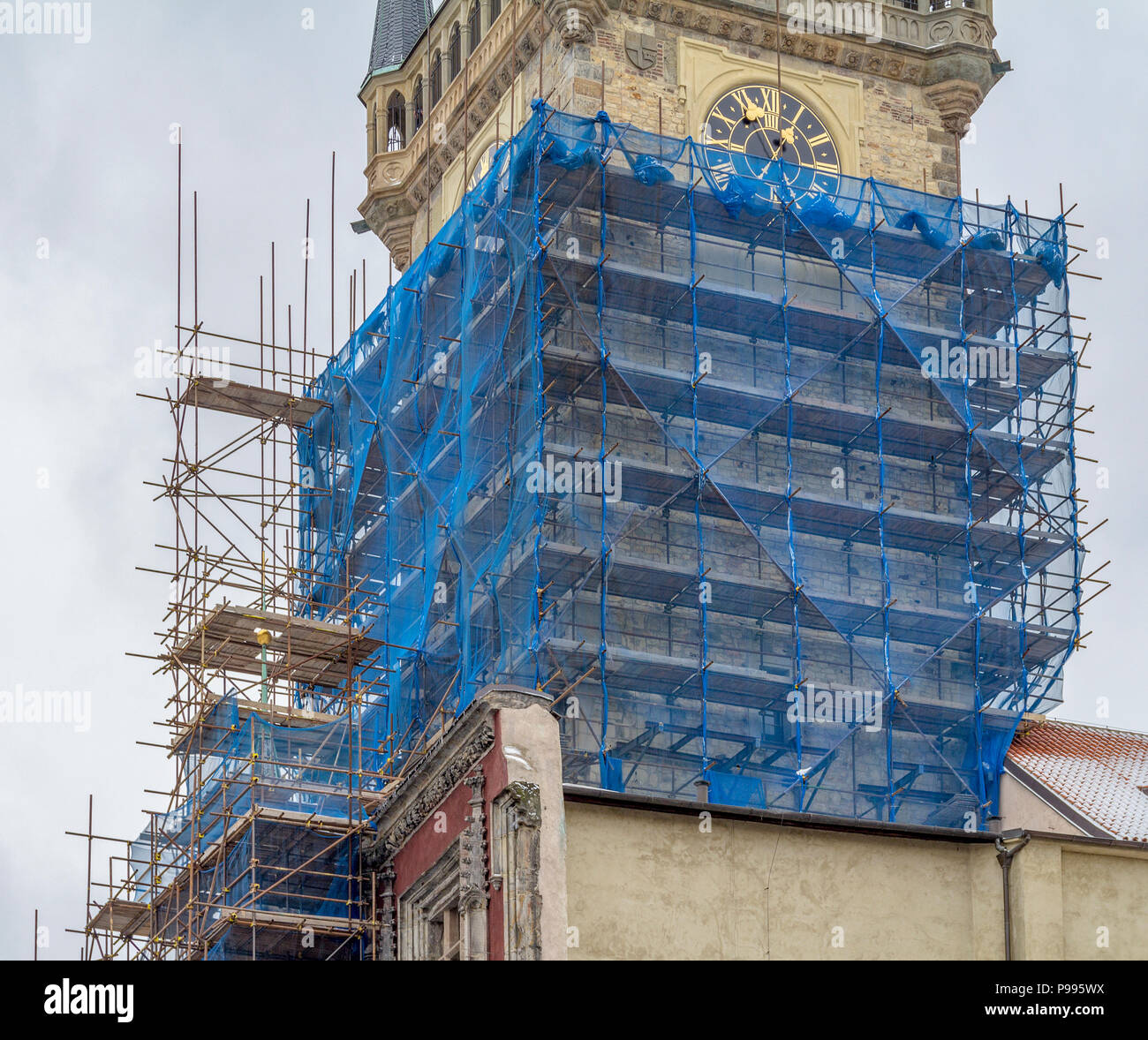 Shot gros plan d'un échafaudage sur un bâtiment historique vu à Prague Banque D'Images
