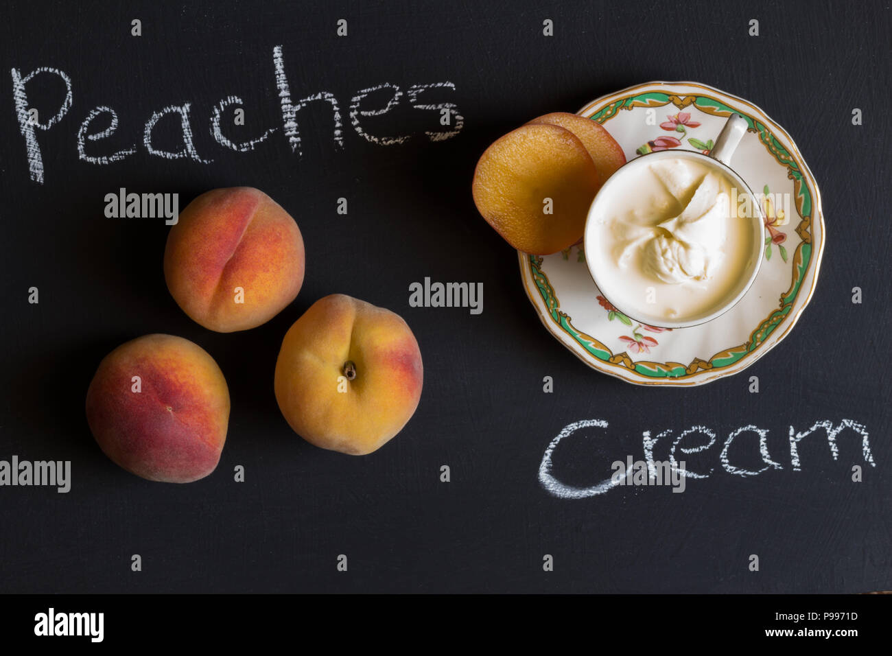 Pêches et crème avec un texte sur fond noir - chalk board haut voir photo Banque D'Images