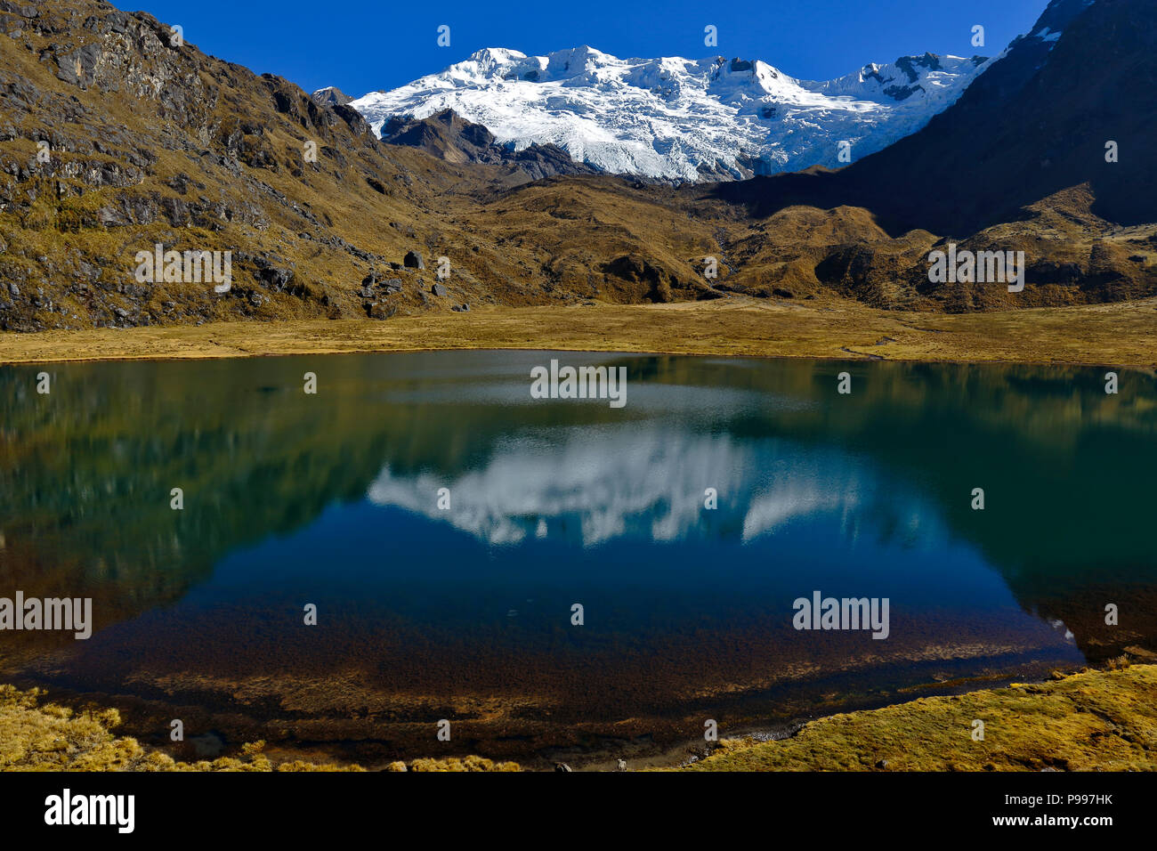 Lagune carhuacocha, provenant de la fonte de l'harfang Huaytapallana Banque D'Images