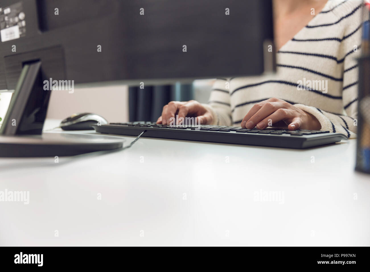 Businesswoman using computer in office. Freelance, concept de poste de travail Banque D'Images