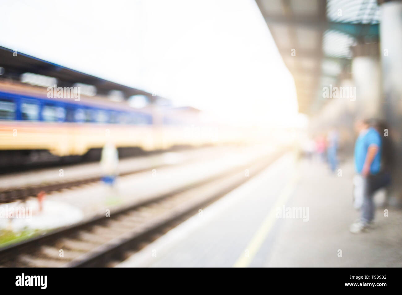 Image floue avec les passagers train en attente sur platfom à la gare. Les touristes avec des bagages. Banque D'Images