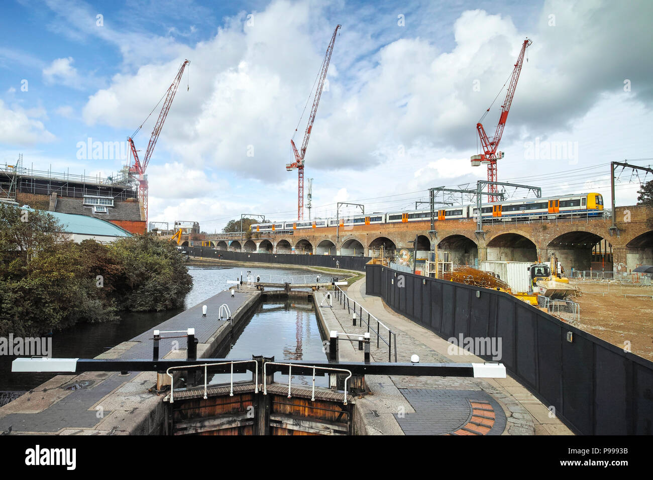 Septembre 2016 : le terrain a été effacée et grues érigée pour entreprendre la construction de Camden Lock Village par MACE group à côté de Camden Market Banque D'Images