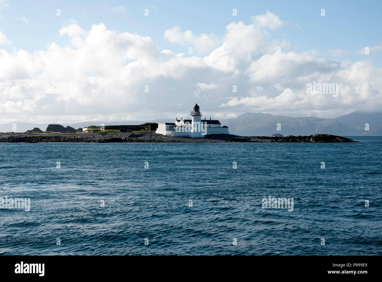 Fladda son phare de Luing Côte ouest de l'Ecosse vue extérieure peint en blanc de 1860 David et Thomas Stevenson tour maçonnerie cylindrique construit Banque D'Images