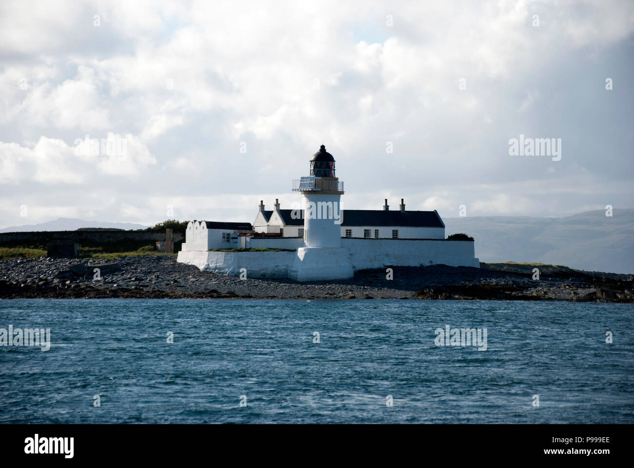 Fladda son phare de Luing Côte ouest de l'Ecosse vue extérieure peint en blanc de 1860 David et Thomas Stevenson tour maçonnerie cylindrique construit Banque D'Images