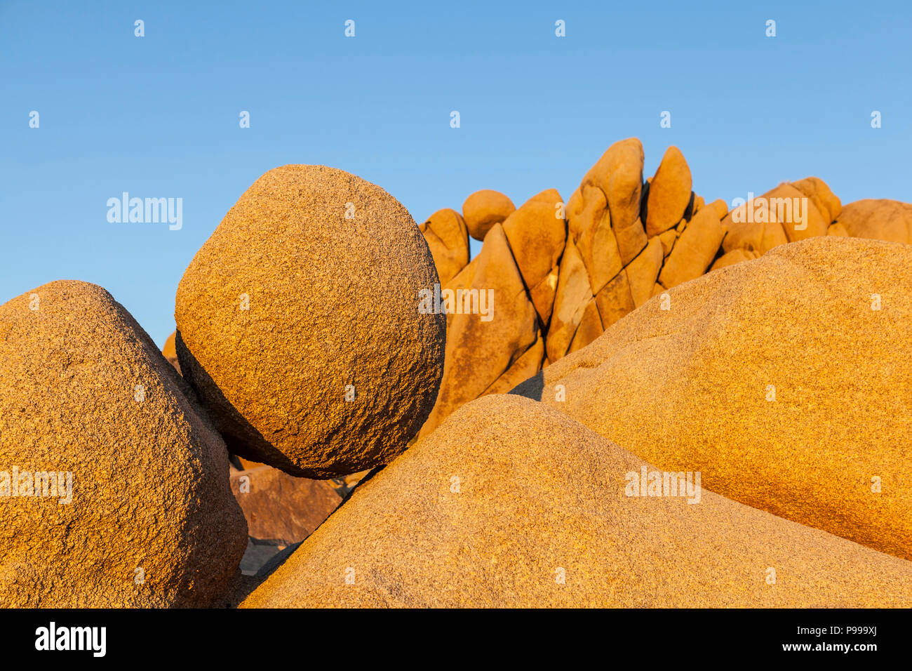 Désert de Mojave ronde des pierres à Joshua Tree National Park en Californie du Sud. Banque D'Images
