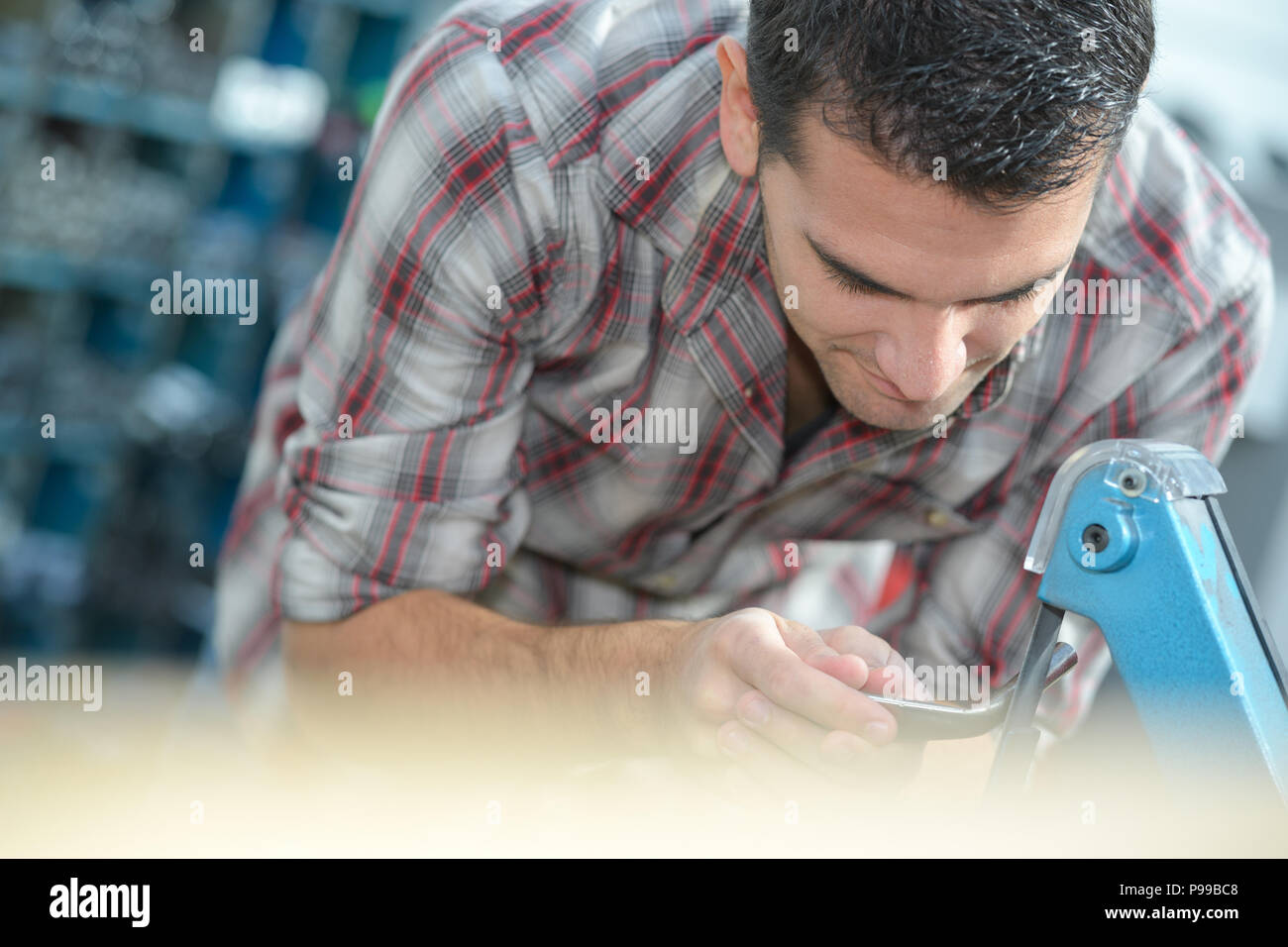 Raquette tennis stringer mains faisant enfiler dans son atelier Banque D'Images