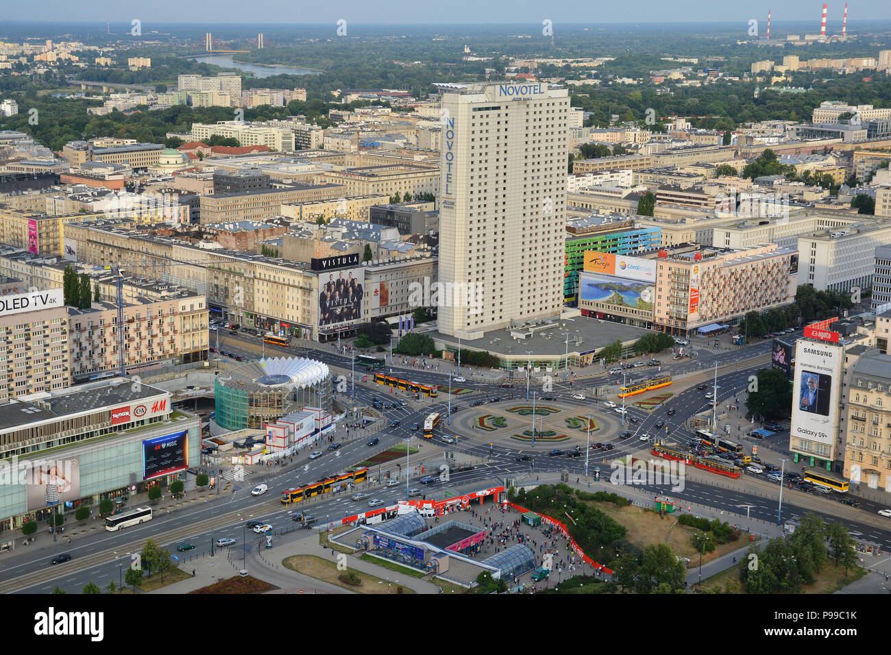 Varsovie, Pologne - 27 juin, 2018.Vue depuis le palais de la Culture et de la Science, le Rondo Dmowskiego Romana ,des immeubles commerciaux et de transport du trafic. Banque D'Images