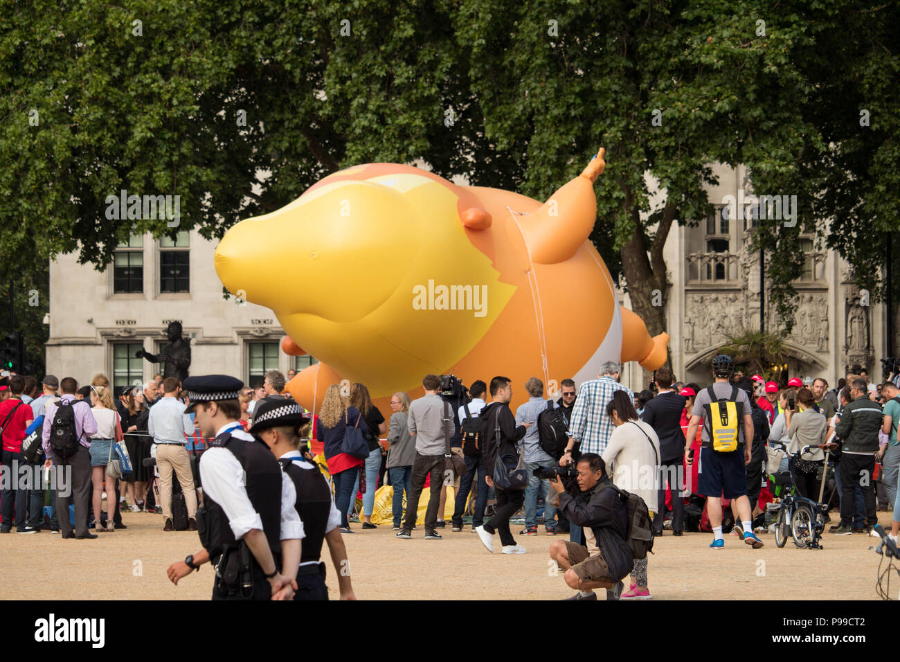Avant La Montee Du Geant Bebe Trump Ballon Gonflable Au Stop Trump De Protestation Au Parlement Square Gardens Londres Royaume Uni 13 7 18 Photo Stock Alamy Avant La Montee Du Geant Bebe Trump Ballon Gonflable Au Stop Trump De Protestation Au Parlement Square Gardens Londres Royaume Uni 13 7 18 Photo Stock Alamy