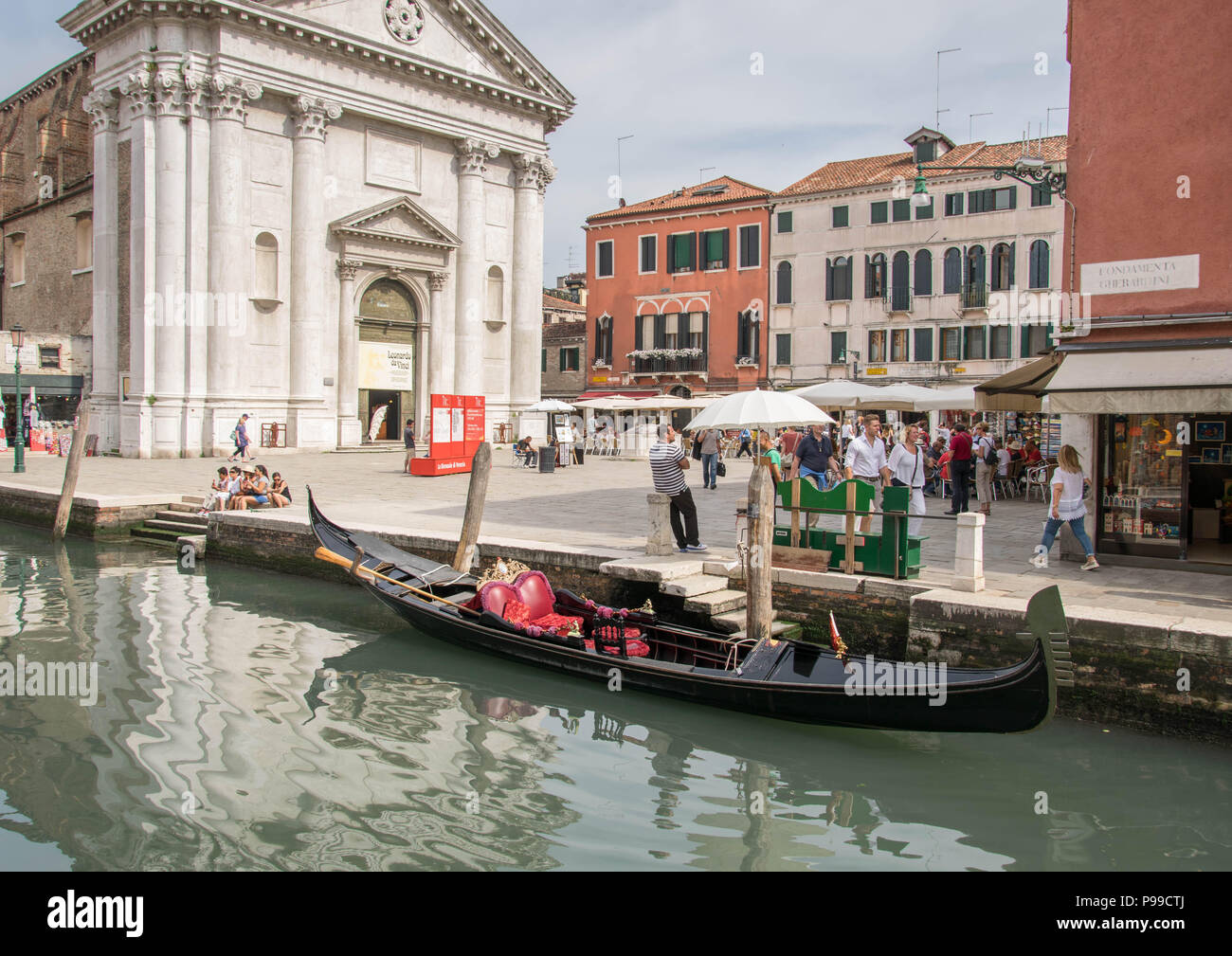 L'Europe, Italie, Vénétie, Venise. Gondoliers attendent les touristes à Campo San Barnaba à Venise. Banque D'Images