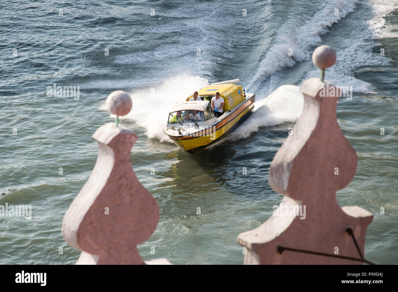 L'Europe, Italie, Vénétie, Venise. Ambulance de l'eau répond au Grand Canal (Canal Grande) avec des lumières et des sirènes. Banque D'Images
