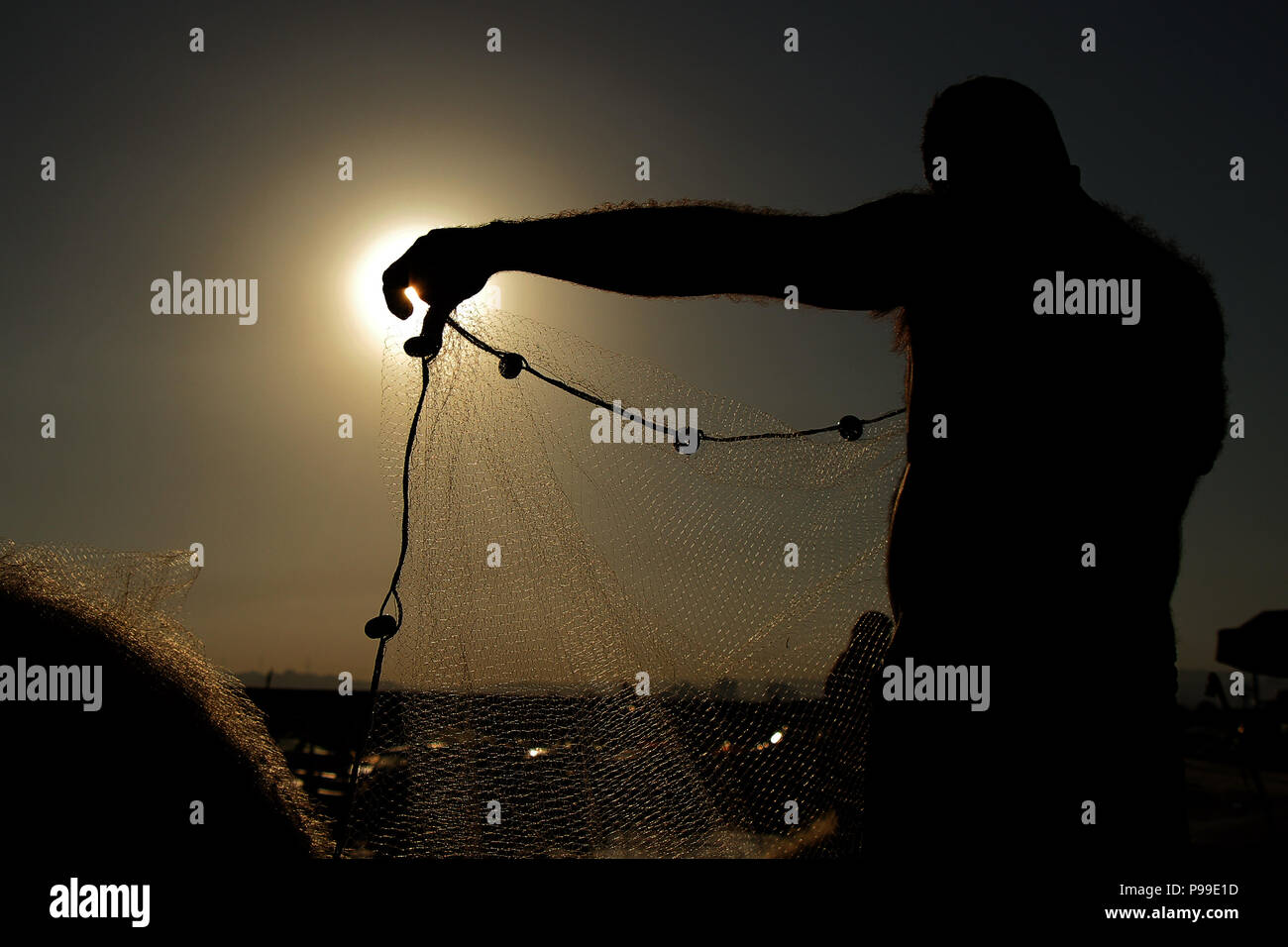 La photo au Moyen-Orient au Liban dans la ville de Tyr pour un homme qui poisson dans les filets pour gagner sa vie . Banque D'Images