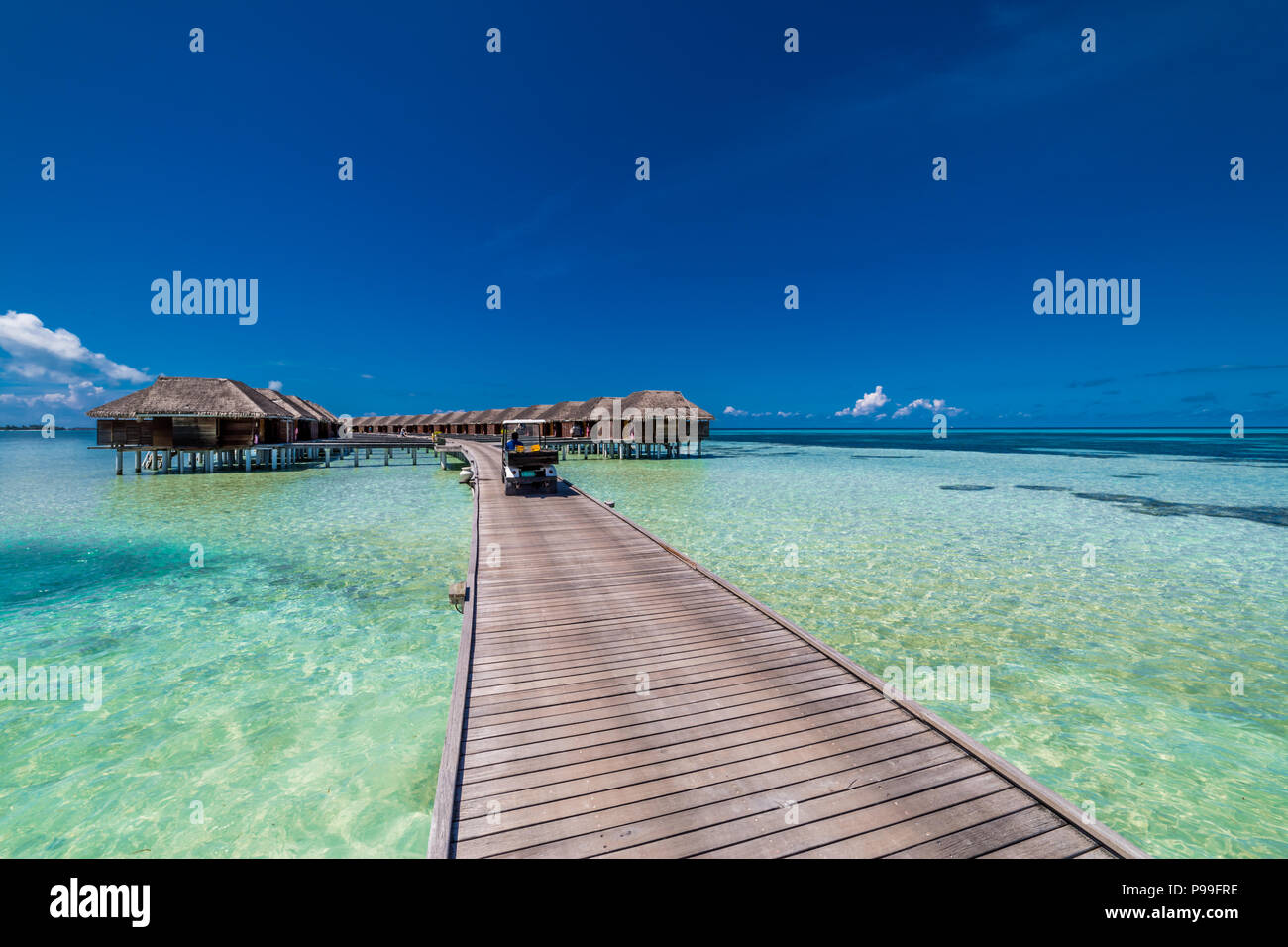 Maldives island, l'eau de luxe villas resort et jetée en bois. Beau Ciel et nuages et fond de plage d'été vacances et voyage Banque D'Images