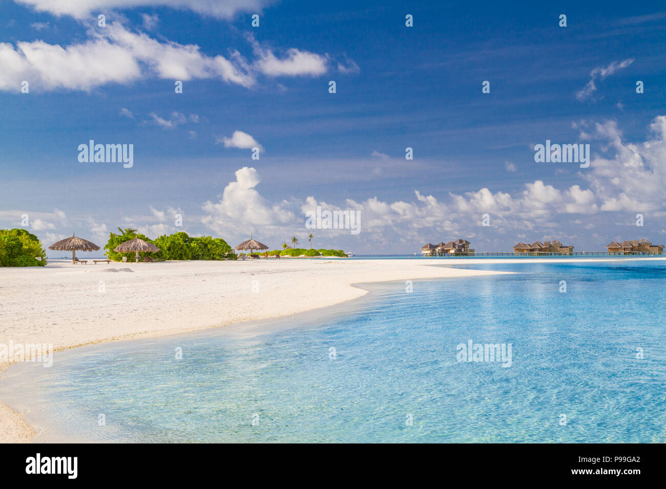 Scène de plage paisible dans l'île des Maldives. Belle plage tropicale, l'arrière-plan pour les vacances d'été et de vacances concept Banque D'Images