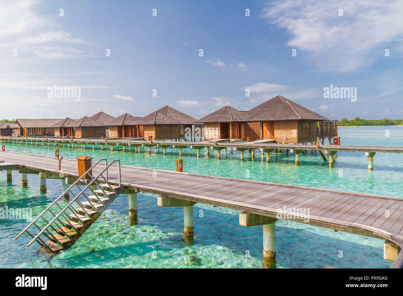 Over Water villas de luxe aux Maldives, jetée en bois et blue lagoon Banque D'Images