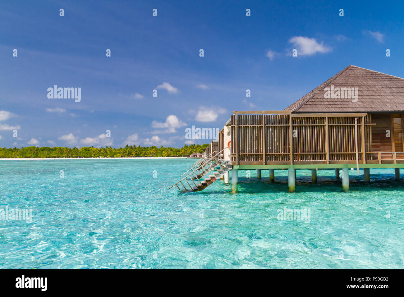 Bungalow sur l'eau de luxe et des villas avec vue latérale sur la mer et le lagon bleu Banque D'Images