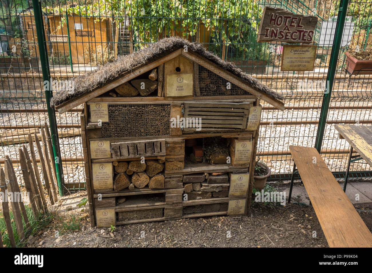 Un hôtel d'insectes' à 'La Recyclerie" à Paris, France - conçu pour attirer les insectes et favoriser la biodiversité locale Banque D'Images