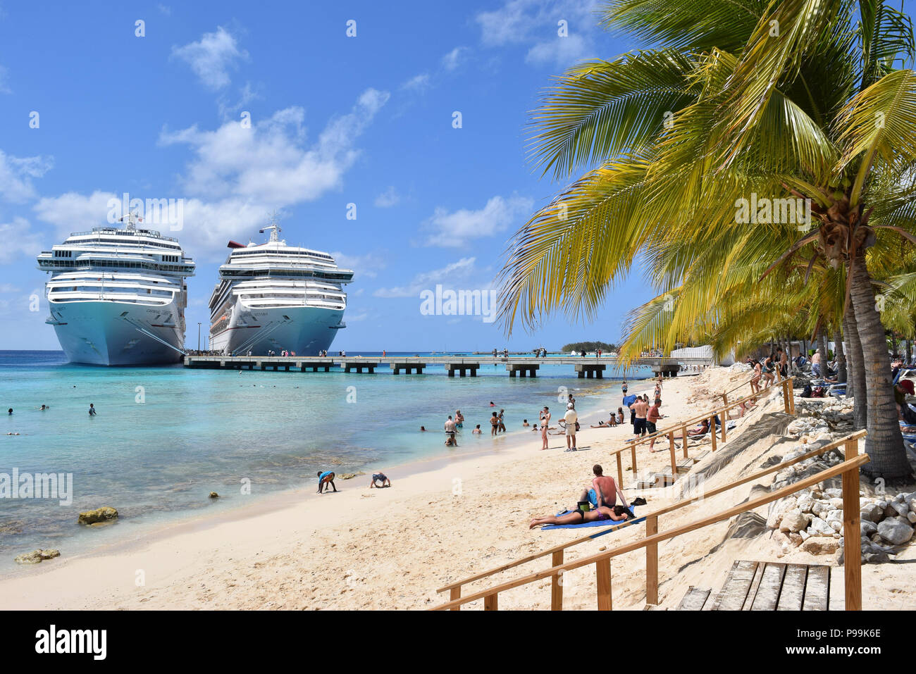 Grand Turk, Îles Turques et Caïques - 03 Avril 2014 : les navires de croisière de carnaval à Grand Turk alors que les passagers passent la journée ensoleillée à la plage Centre de croisière. Banque D'Images