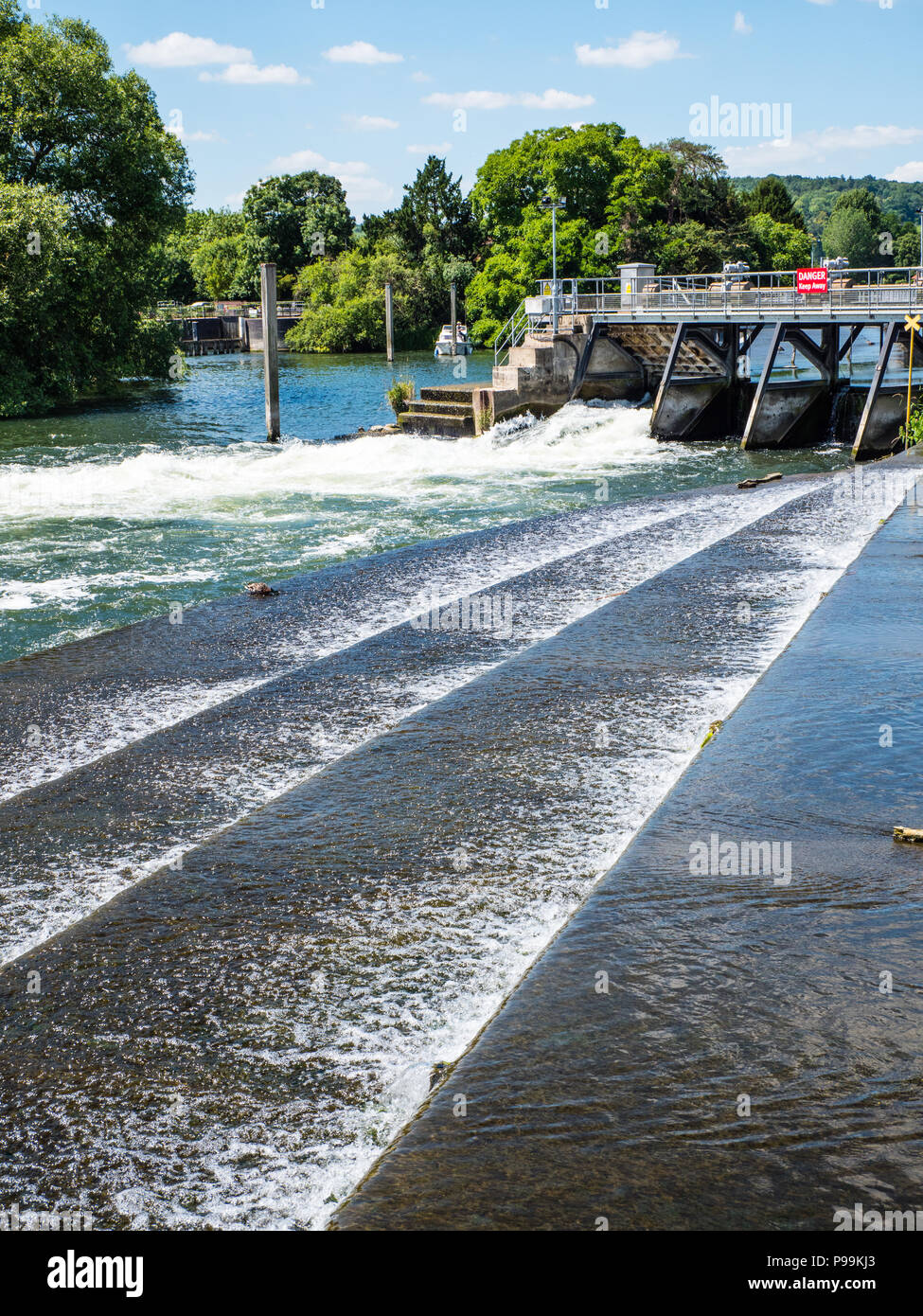 La lutte contre les inondations, de blocage et d'Hambleden Weir, Tamise, Berkshire, Angleterre, RU, FR. Banque D'Images