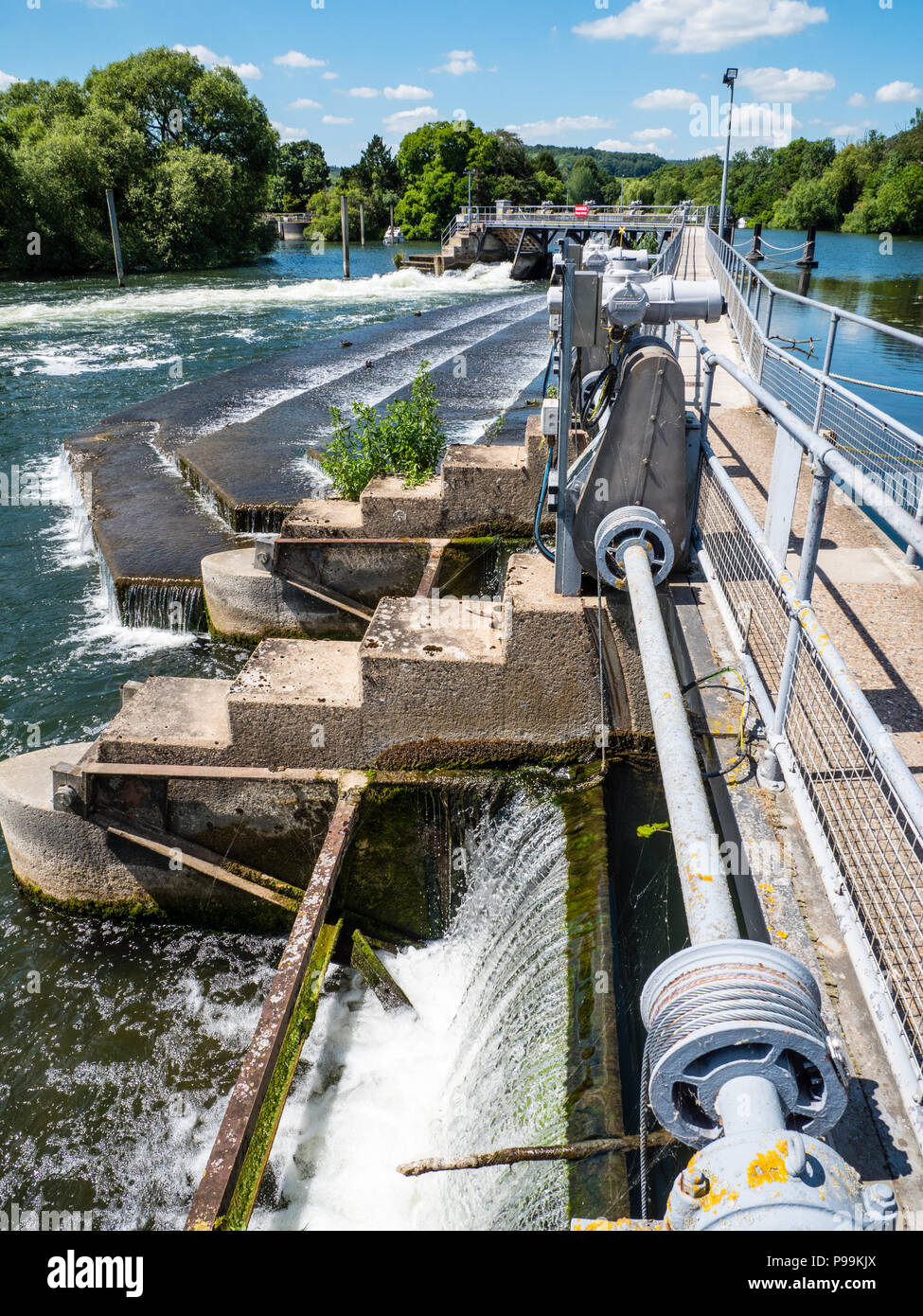 La lutte contre les inondations, de blocage et d'Hambleden Weir, Tamise, Berkshire, Angleterre, RU, FR. Banque D'Images