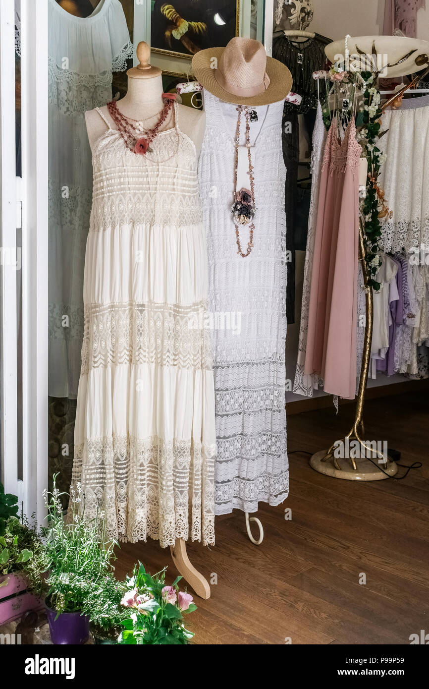 Robe blanche femme sur mannequin dans une fenêtre d'un magasin de mode, élégance de style italien. Rome, Italie, Europe, Union européenne, UE. Banque D'Images