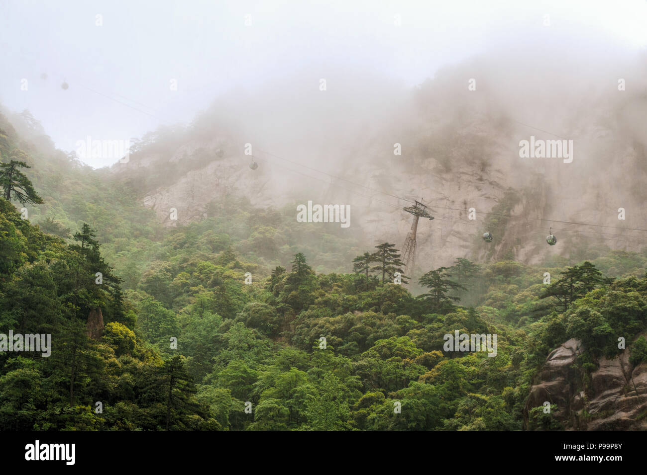 Disparition du téléphérique de Taiping dans les nuages, Huangshan (signifiant littéralement : la montagne jaune) est une chaîne de montagnes dans le sud de la province de l'Anhui, l'est de la Chine Banque D'Images