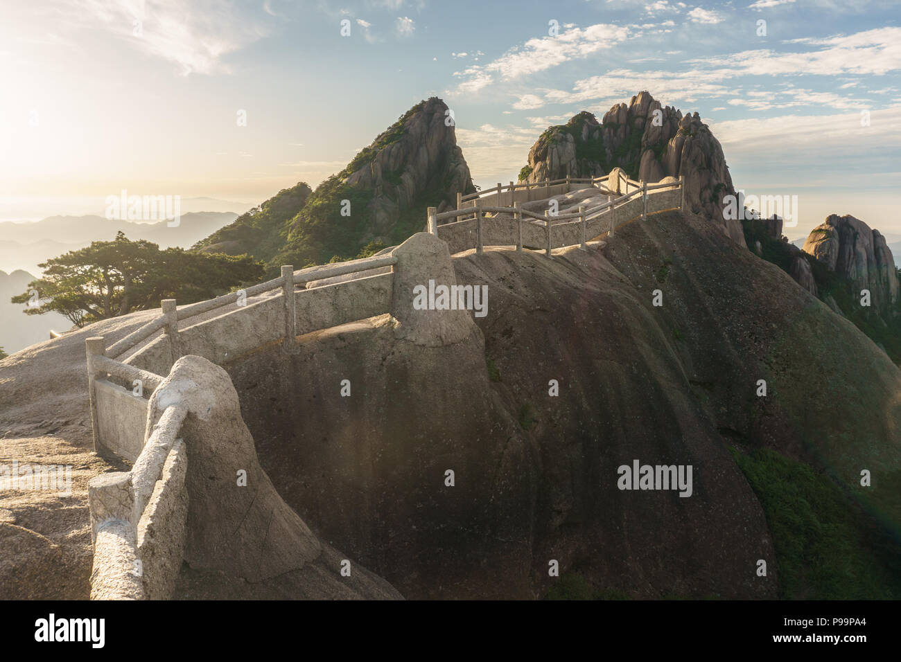 Un sentier de randonnée au sommet de la montagne Huangshan au lever du soleil. Célèbre pic de Lotus à l'arrière-plan. Province d'Anhui, Chine orientale. Banque D'Images