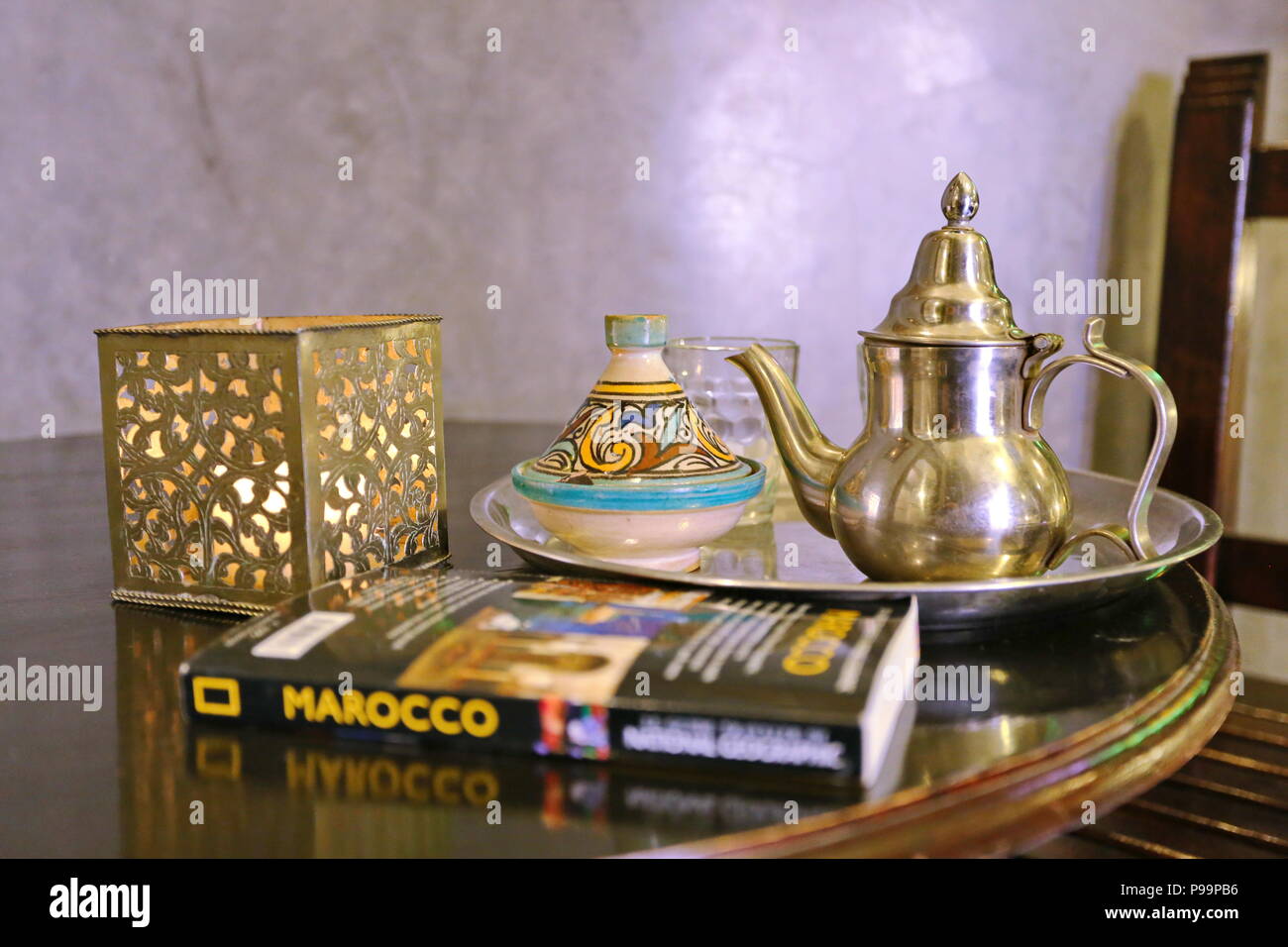 Casablanca, Maroc - Avril 2016 : suite chambre et service à thé de style marocain avec National Geographic guidebook Banque D'Images