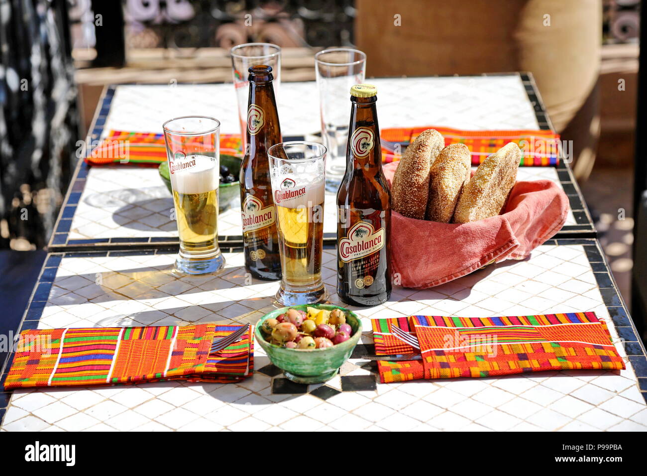 Casablanca, Maroc - Avril 2016 : Table en bouteille bières avec restaurant Banque D'Images
