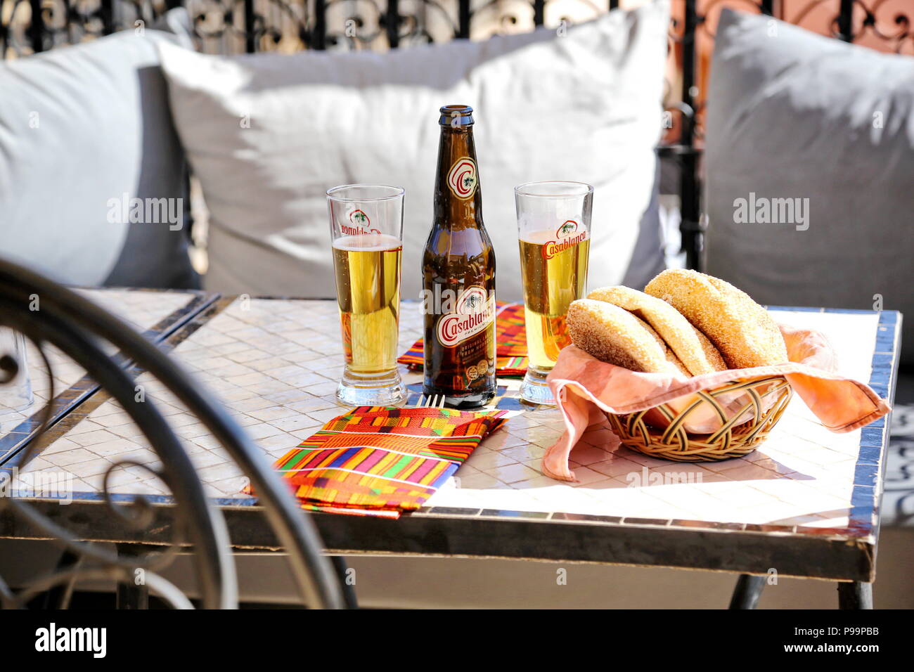 Casablanca, Maroc - Avril 2016 : Table en bouteille bières avec restaurant Banque D'Images