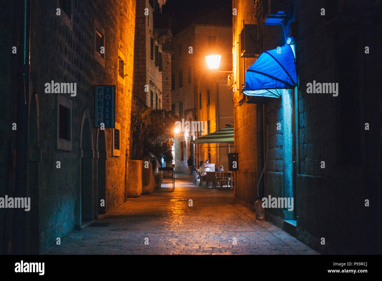 Une étroite rue pavée déserte la nuit dans la vieille ville de Kotor, Monténégro Banque D'Images