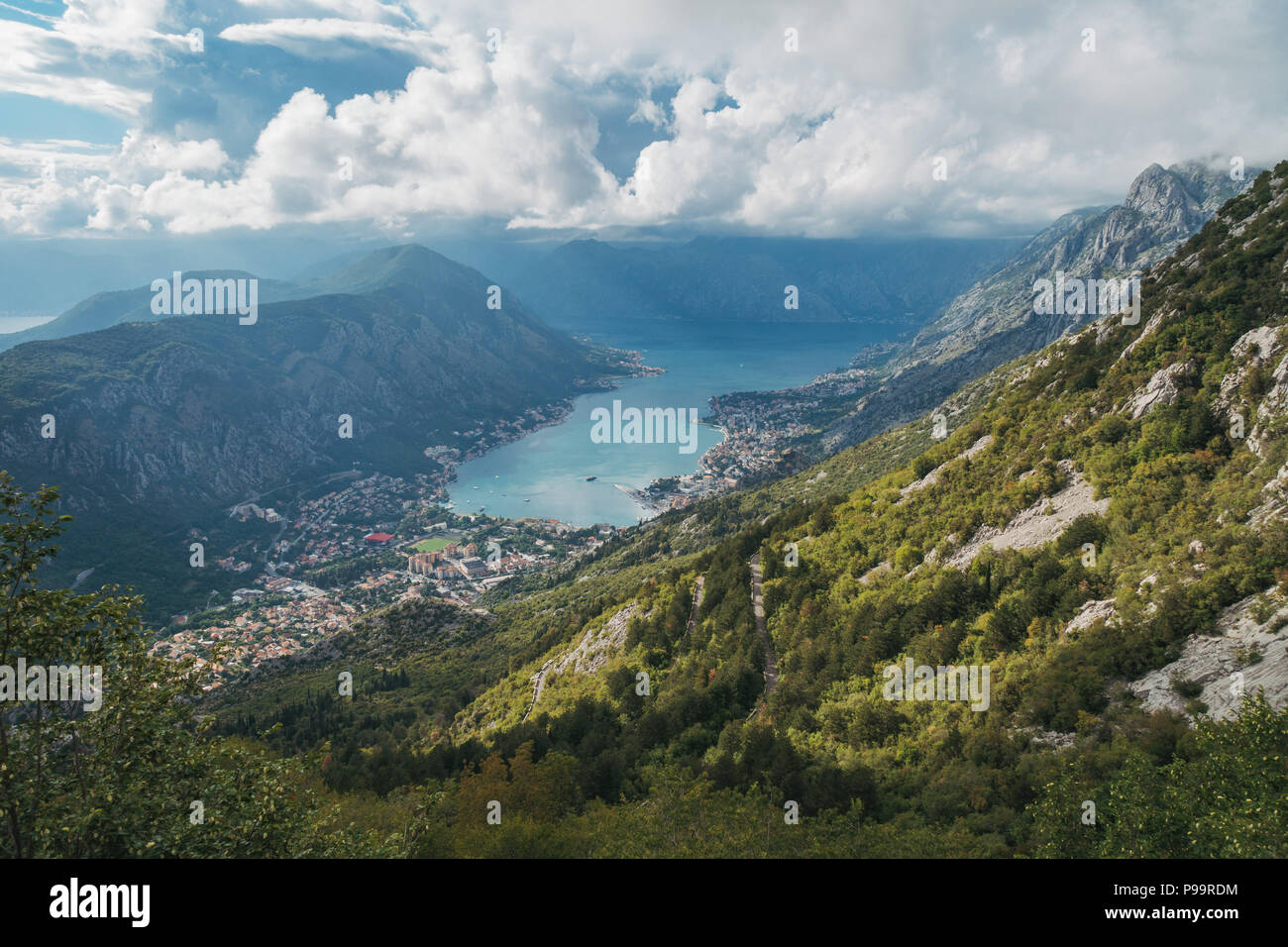 Le point de vue de l'entrée de la route vers le bas dans Kotor, Monténégro Banque D'Images