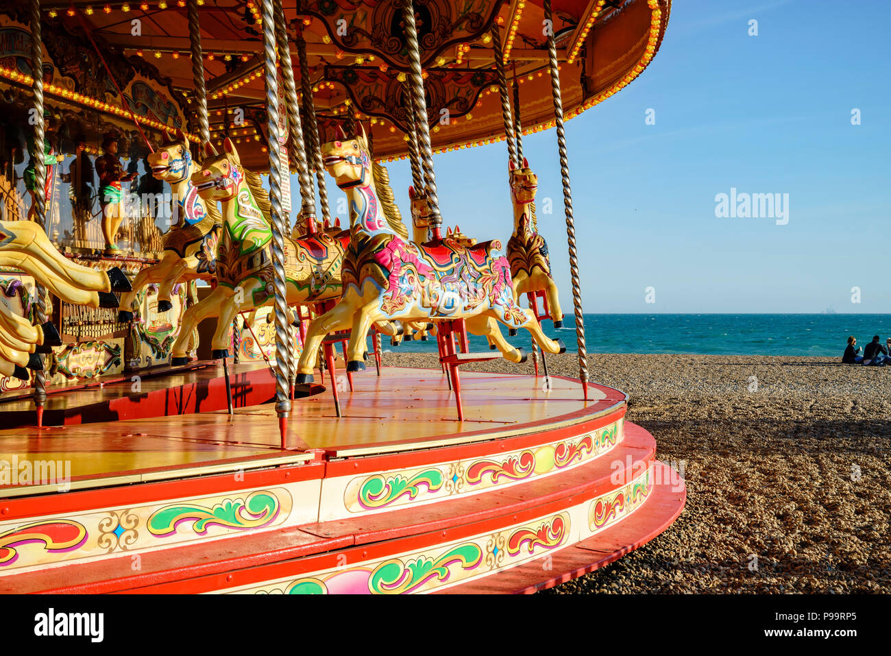 Carrousel coloré au bord de l'eau, Brighton, Royaume-Uni Banque D'Images