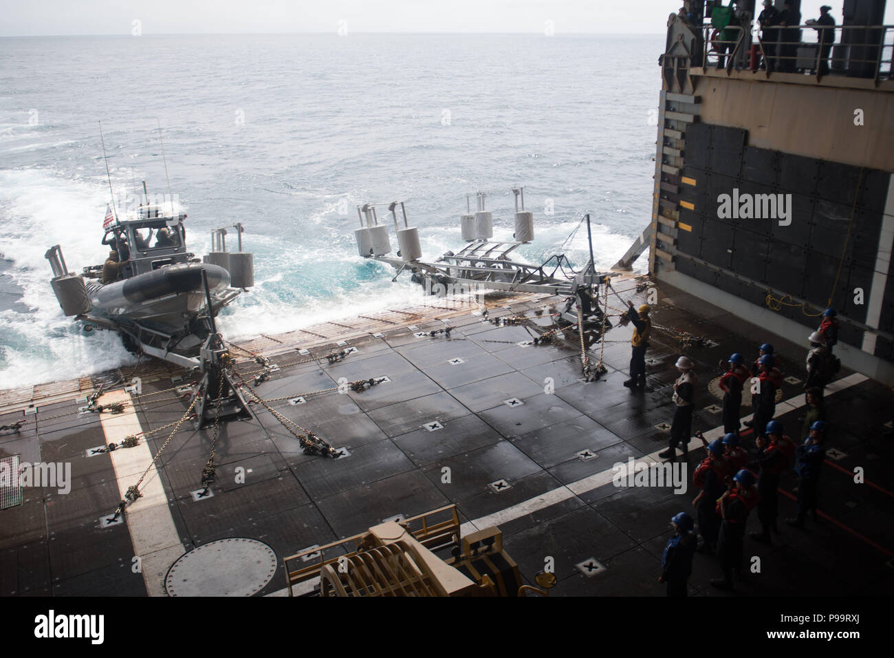 180715-N-OW019-1048 de l'OCÉAN PACIFIQUE (Juillet 15, 2018) Une embarcation pneumatique à coque rigide exploité par des marins affectés à l'élimination des explosifs et munitions une unité mobile est récupéré par le landing ship dock amphibie USS Harpers Ferry (LSD 49), le 15 juillet, à l'appui de Rim of the Pacific (RIMPAC). Vingt-cinq nations, 46 navires, 5 sous-marins, environ 200 avions et 25 000 personnes participent à l'EXERCICE RIMPAC du 27 juin au 2 août dans et autour des îles Hawaï et la Californie du Sud. Le plus grand exercice maritime international RIMPAC, fournit une formation unique tout en fos Banque D'Images