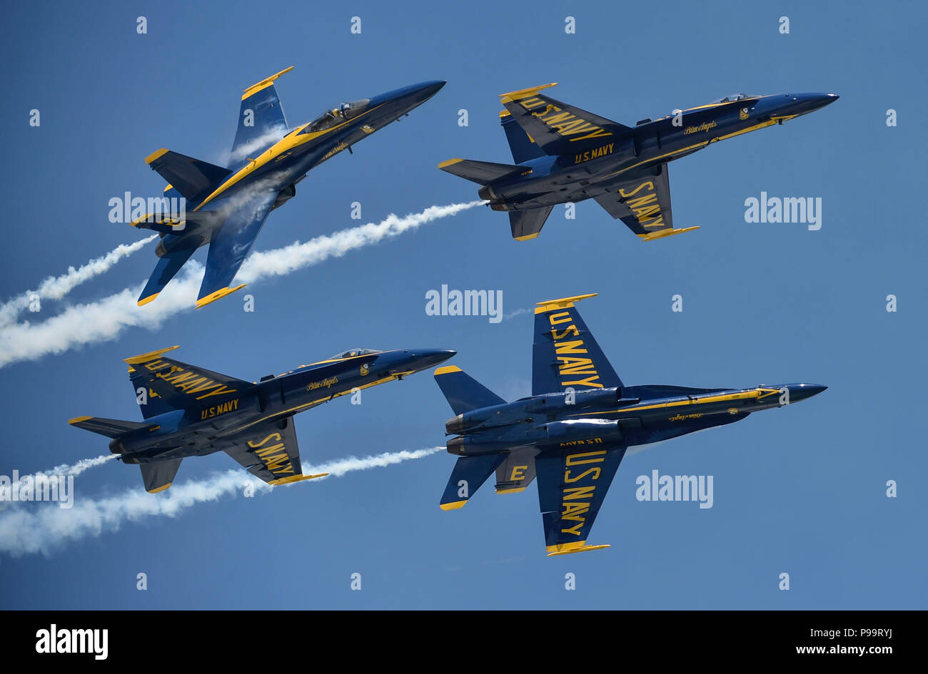 180713-N-ZC358-1364 Pensacola Beach, Floride (13 juillet 2018) l'Escadron de démonstration en vol de l'US Navy, le Blue Angels, Diamond pilotes accomplissent la pause faible Cross à la 2018 Pensacola Beach Air Show. Les Anges bleus sont tenues de remplir plus de 60 manifestations à plus de 30 endroits à travers les États-Unis et le Canada en 2018. (U.S. Photo par marine Spécialiste de la communication de masse 2e classe Jess/gris) Parution Banque D'Images