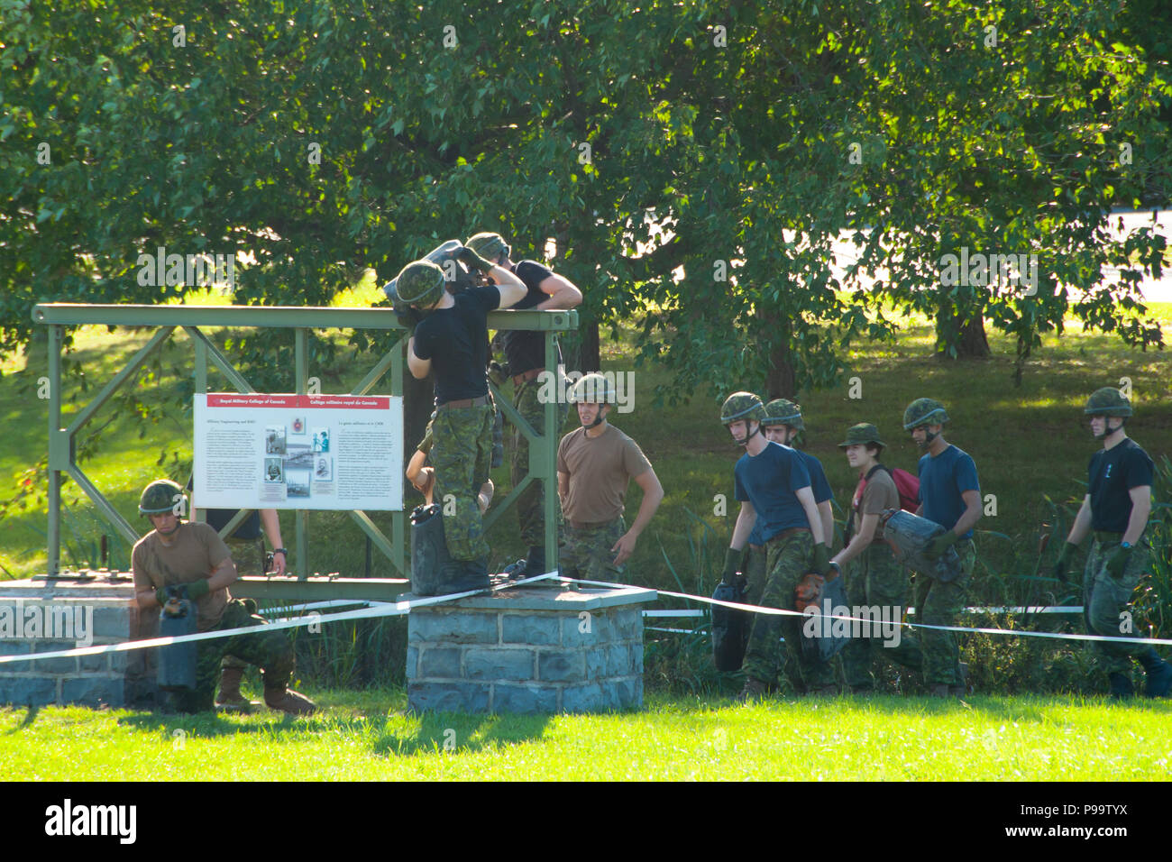 KINGSTON, CANADA - Le 20 septembre 2015 : formation des cadets dans une course d'obstacles dans le Collège Militaire Royal Banque D'Images