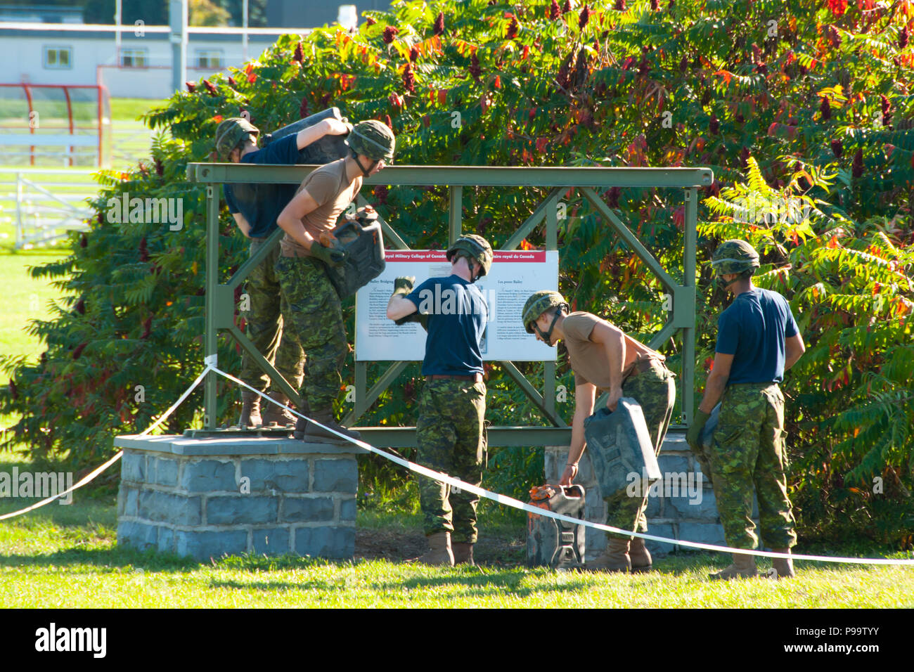 KINGSTON, CANADA - Le 20 septembre 2015 : formation des cadets dans une course d'obstacles dans le Collège Militaire Royal Banque D'Images