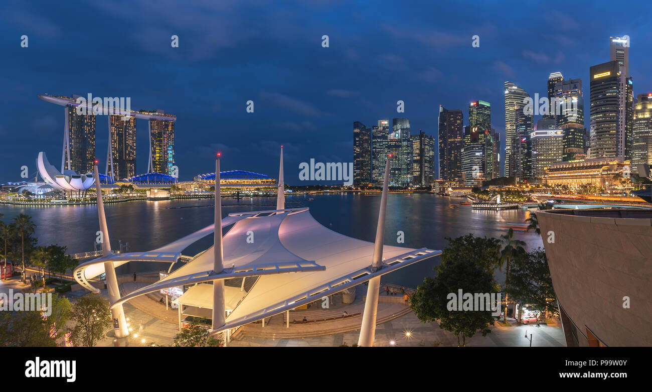 La baie de Singapour nuit paysage urbain paysage avec Marina Bay Sands et le centre-ville de gratte-ciel. Banque D'Images