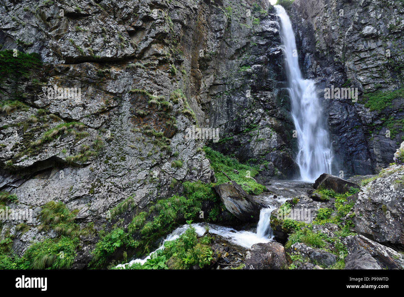 Gveleti de grandes chutes d'être dans une gorge Dariali près de la ville de Kazbegi dans les montagnes du Caucase, Geprgia Banque D'Images