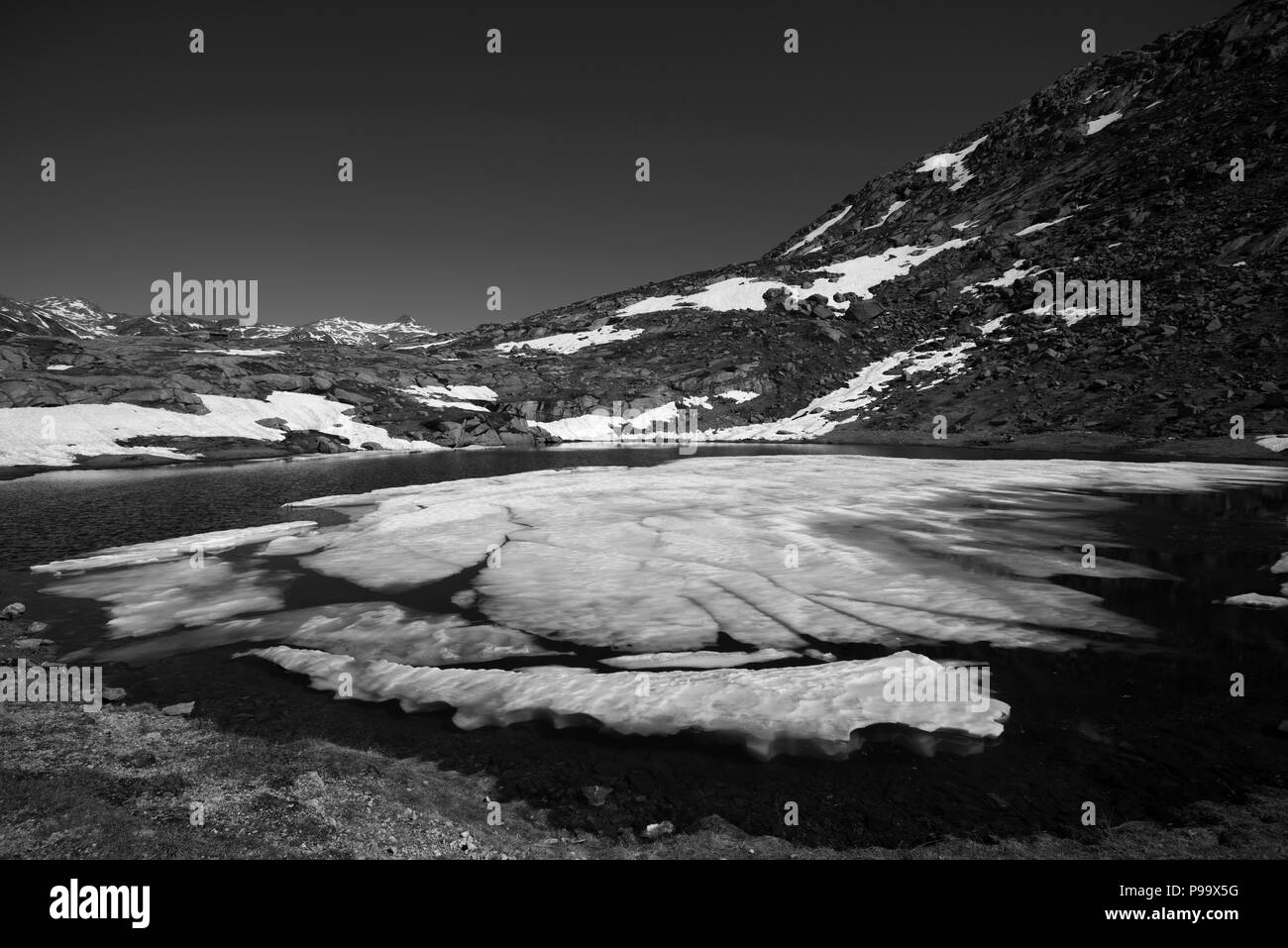 Col du Saint-Gothard, Passo del S. Gottardo,Gotthardpass, Suisse. Juin 2018 Lac glaciaire au sommet de la montagne du Saint-Gothard. Banque D'Images