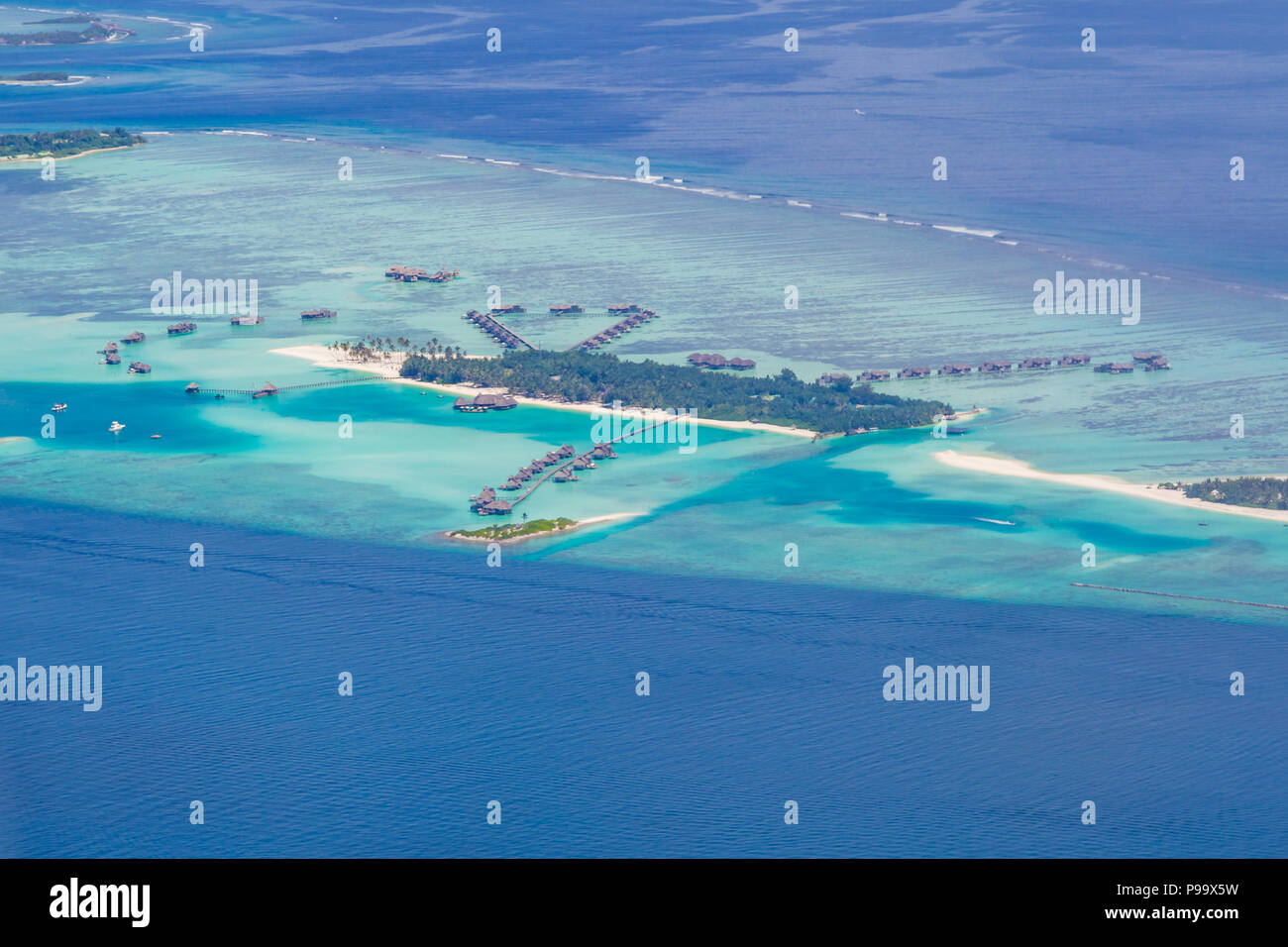 Incroyable Vue aérienne de Maldives island et plage. Vue d'avion ou de drone d'atolls et des îles et de la mer Banque D'Images