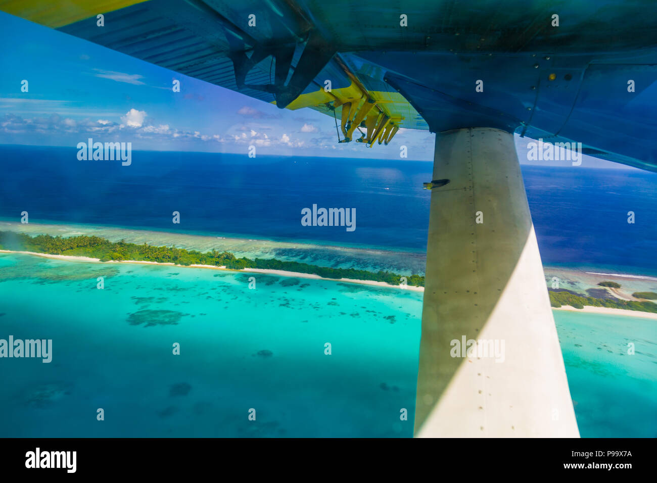 Incroyable Vue aérienne de Maldives island et plage. Vue d'avion ou de drone d'atolls et des îles et de la mer Banque D'Images