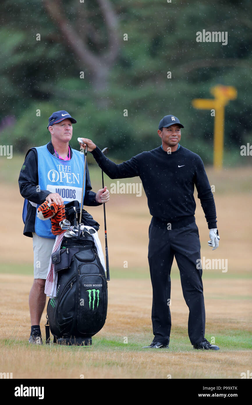 Tiger Woods et Caddy au cours de l'aperçu de la deuxième journée de l'Open Championship 2018 à Carnoustie Golf Links, Angus. Banque D'Images
