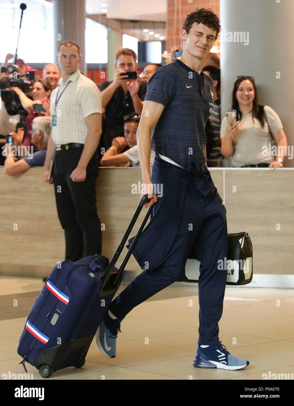 Benjamin Pavard de l'équipe nationale de football français arrive à  l'aéroport Sheremetyevo, à Moscou pour leur vol de retour vers la France  Photo Stock - Alamy