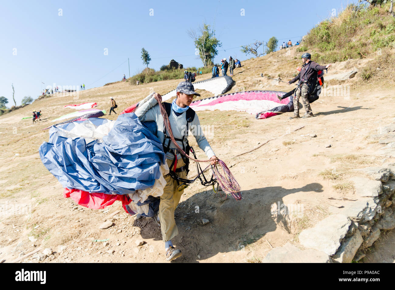 La préparation de parapente décollage de Sarangkot hill, Pokhara, Népal Banque D'Images