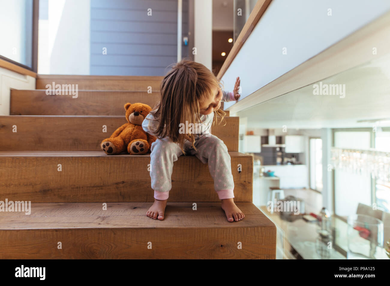 Fille D'enfant Se Tenant Sur L'escalier à La Maison Image stock - Image du  personne, adolescents: 61777441