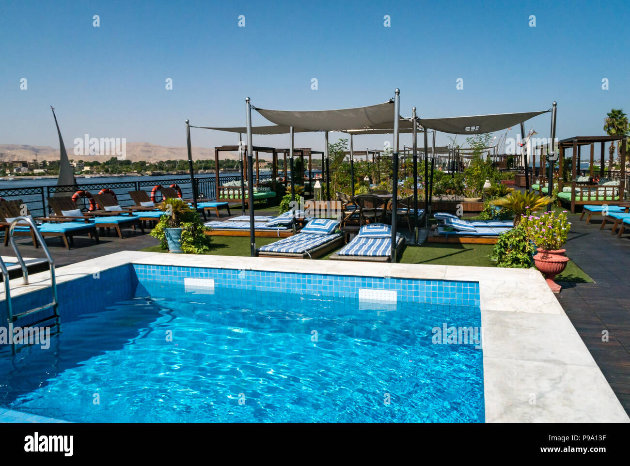Piscine extérieure sur la terrasse avec chaises longues à bord Mme Mayfair, Nil, bateau de croisière, l'Égypte, l'Afrique Banque D'Images