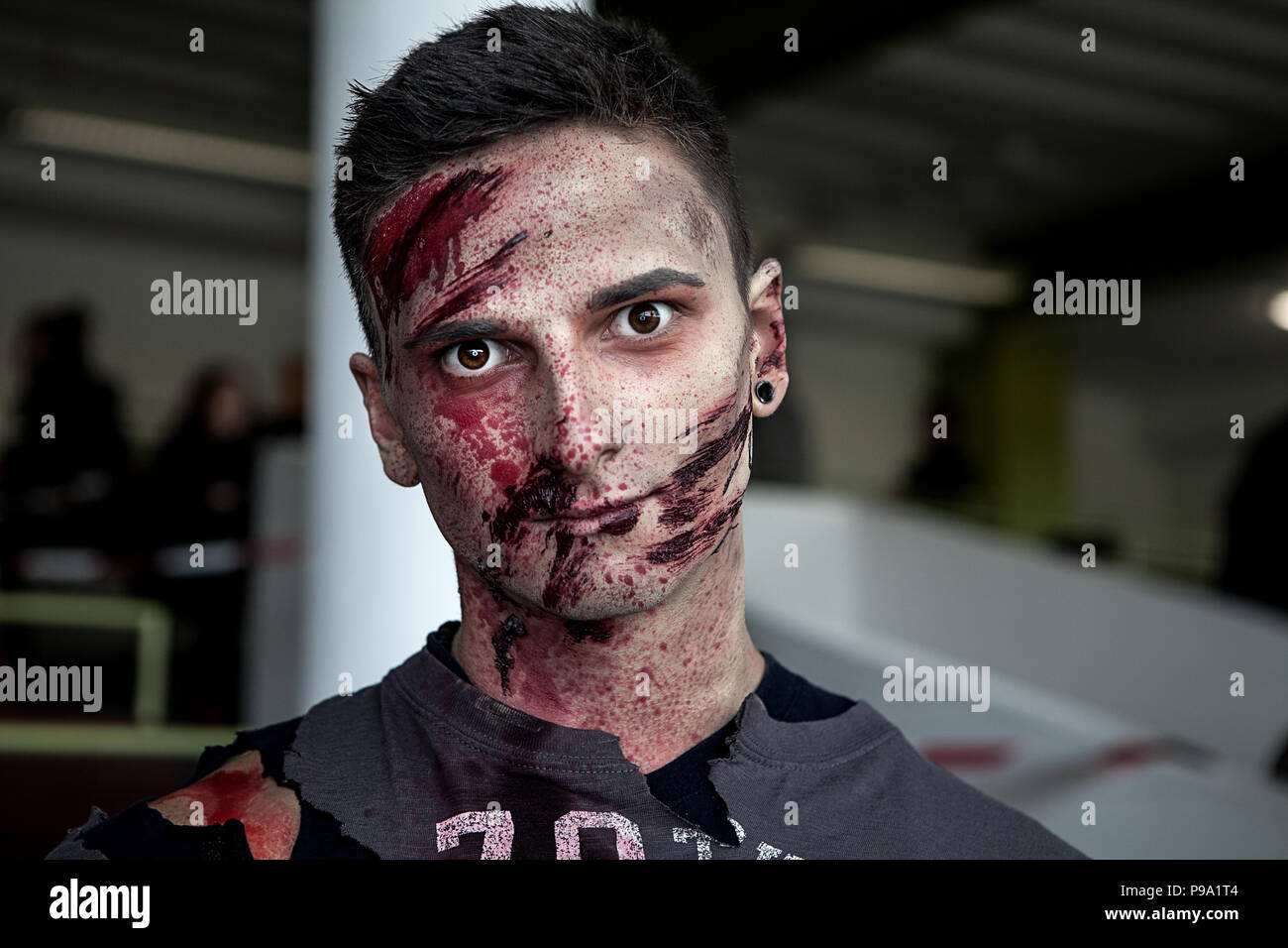 Avec l'homme au maquillage zombie Zombie run munich Photo Stock - Alamy