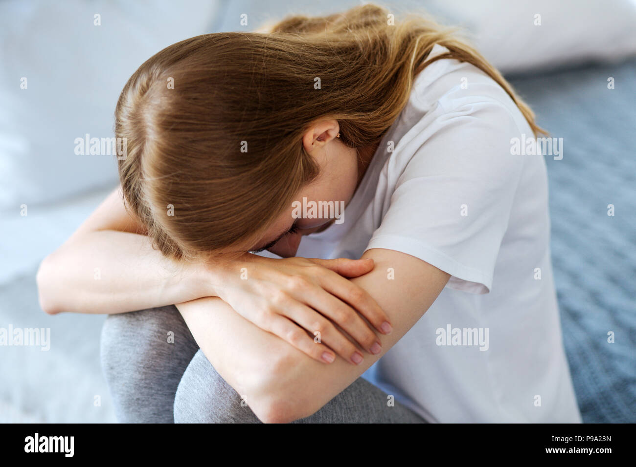 Pauvre jeune femme pleurer à la maison Banque D'Images