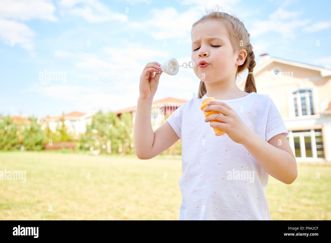 Red HAIRED GIRL Blowing Bubbles Banque D'Images