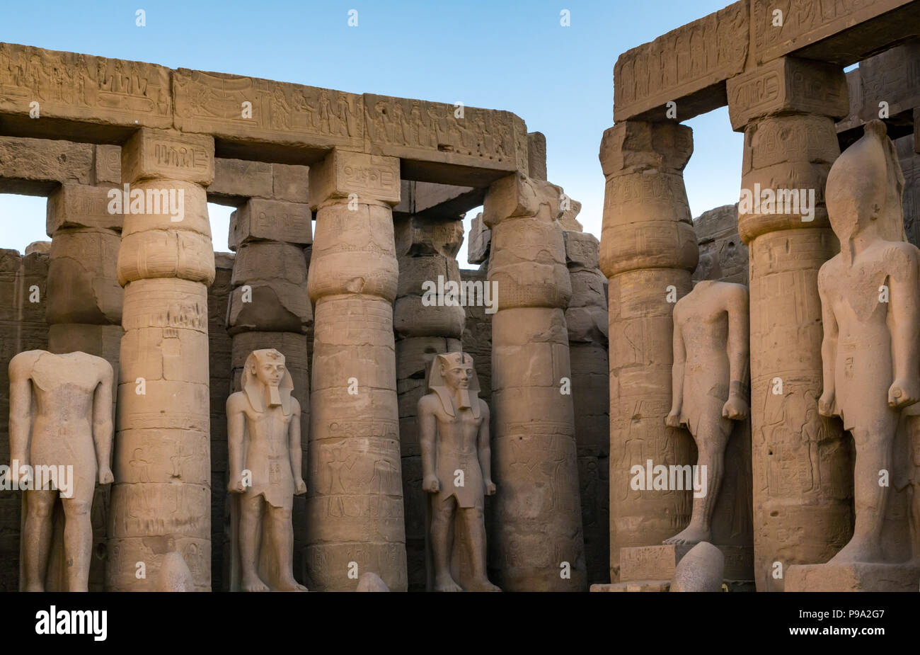 Ramsès II grande cour avec des colonnes de papyrus colonnade et colosses de chiffres, le temple de Louxor, Louxor, Egypte, Afrique du Sud Banque D'Images